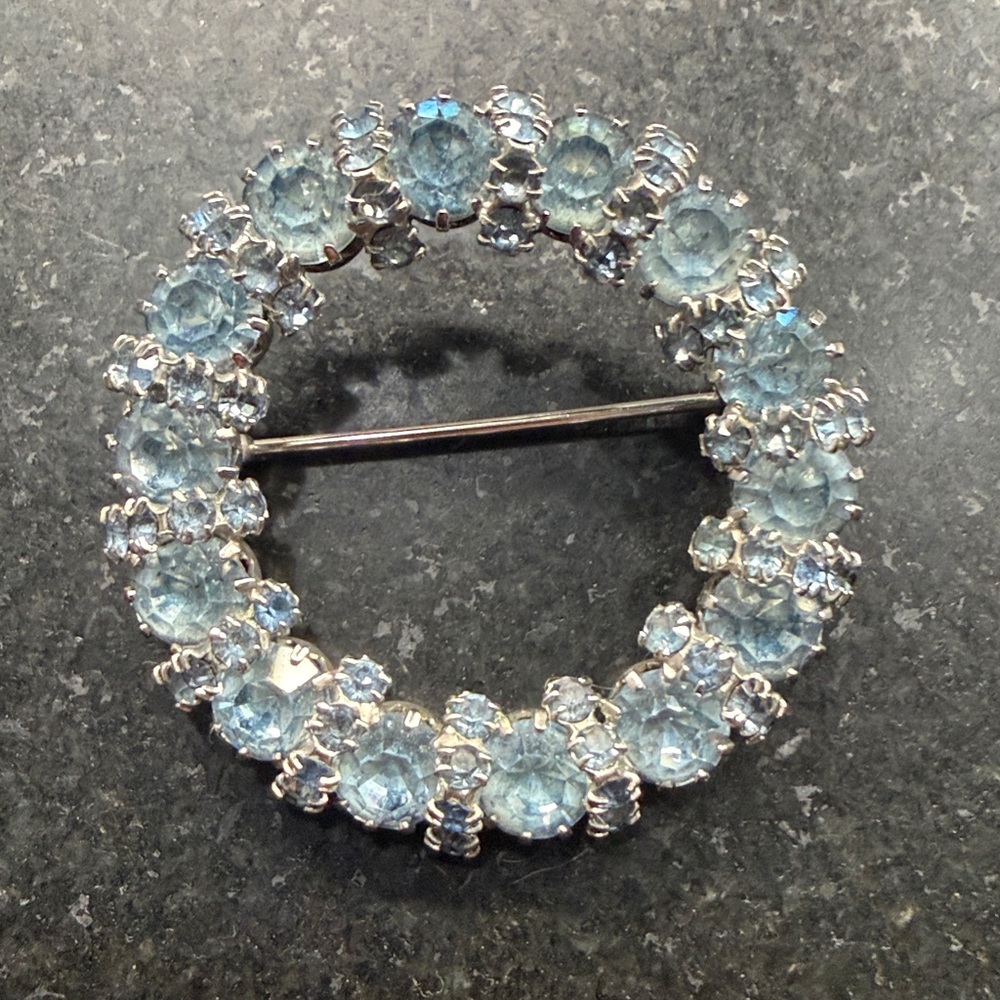 Weiss Signed Vintage Rhinestone Wreath Circle Pin Brooch